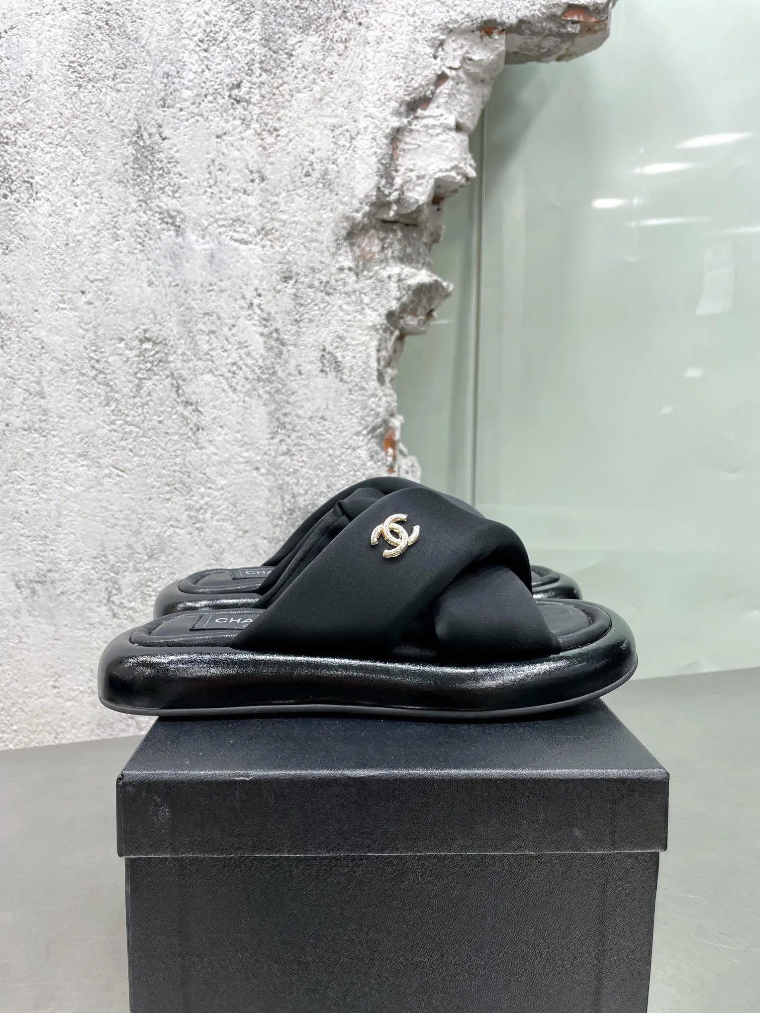 👟👟Ex-factory price 360👟👟 Chanel new summer Mier cross slippers bread sandals beach sandals original purchase and development production Xiaoxiang 2022 new summer slippers Chubby bread flip-flops are very popular this season Thick soles with super thick padding are like stepping on bread or clouds ☁️ Super strong wrapping feeling! Exquisite packaging at the delivery counter 🛍📦 Fabric: Original customized imported Lycra Lining: Original customized soft velvet lining Sole: Exclusive molded ultra-light foam outsole Thickness: 3CM▪️Size: 35-40